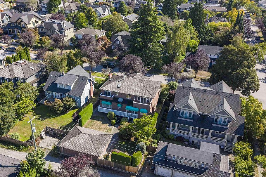 2677 W 34th Avenue Vancouver, BC - 38
