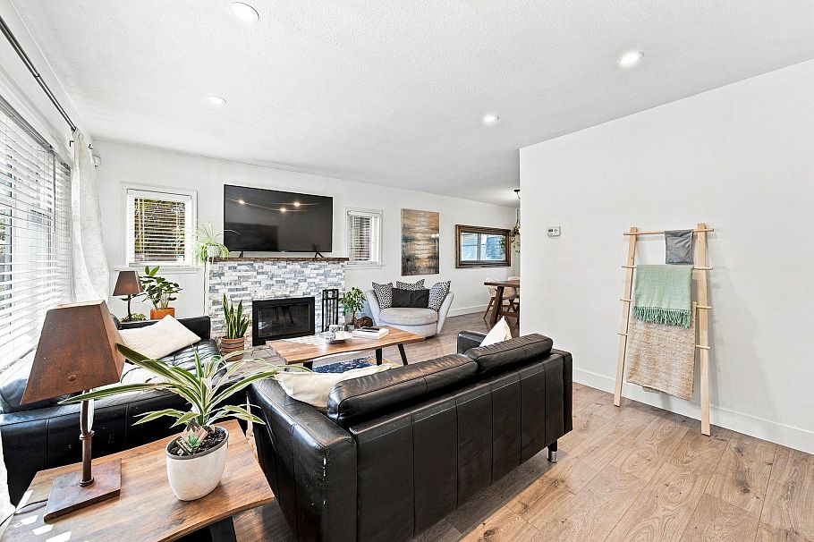 300 E 25th Street North Vancouver, BC - 2