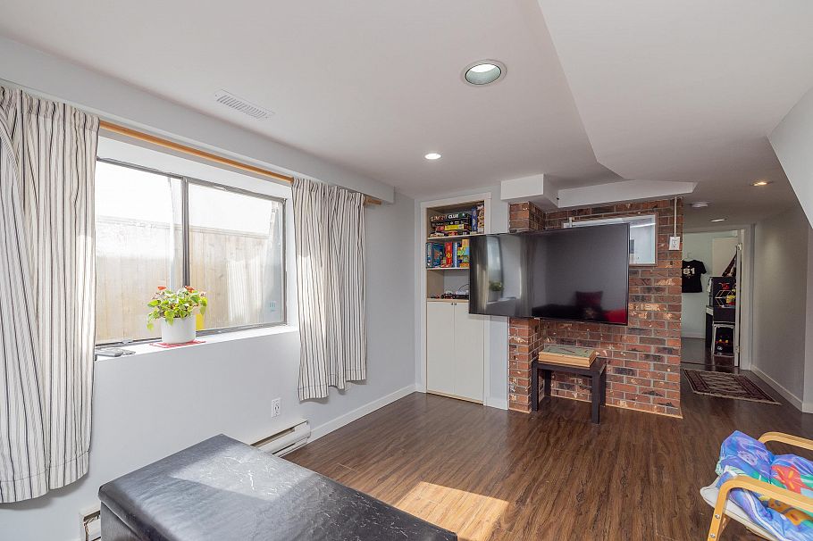 1119 Cloverley Street North Vancouver, BC - 23