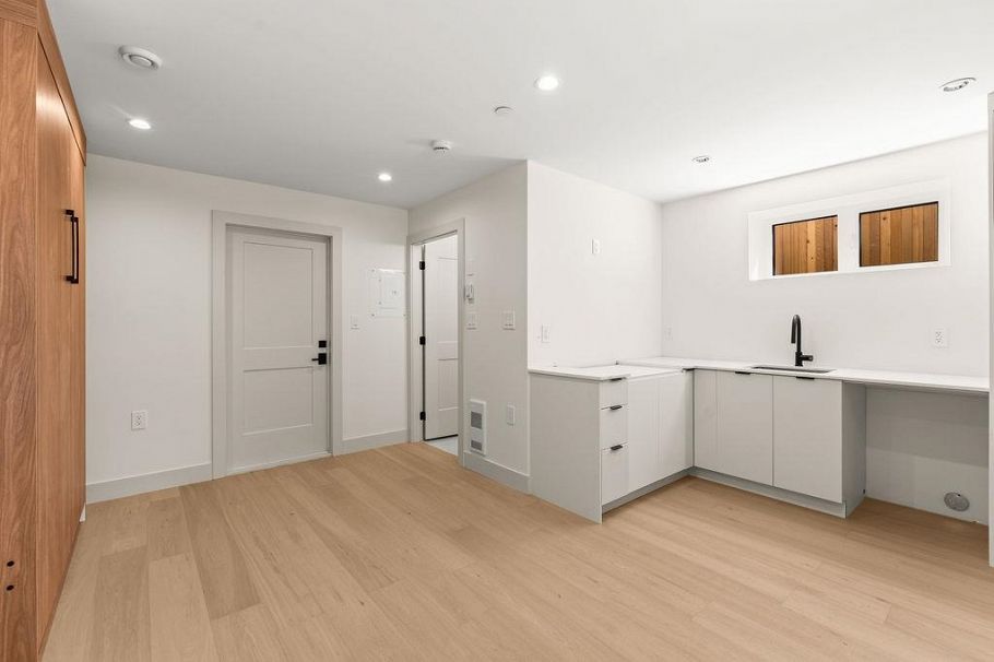 2598 E 16th Avenue Vancouver, BC - 26