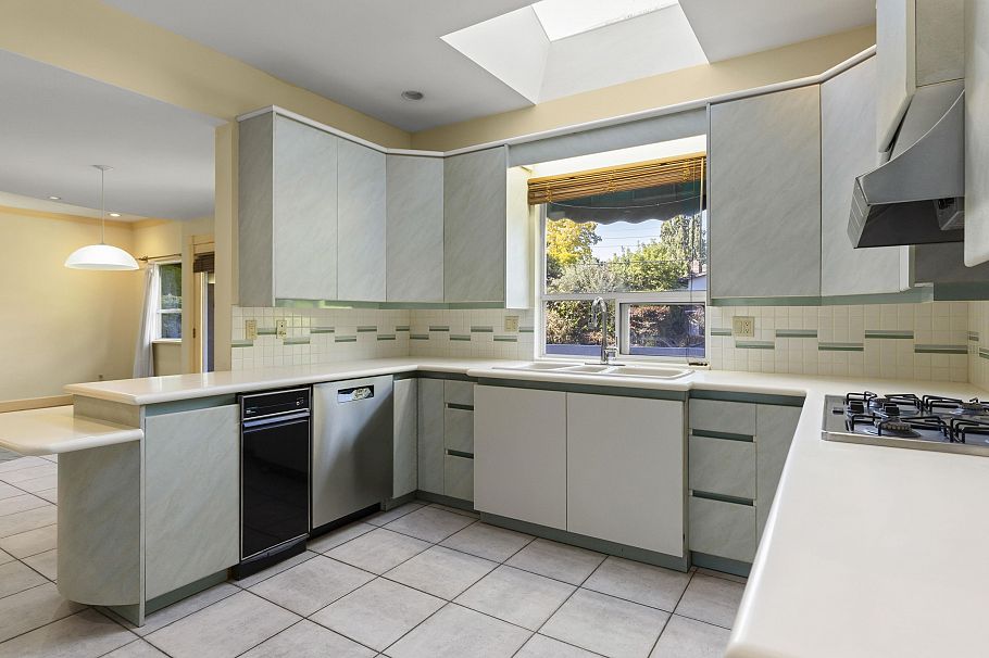 2677 W 34th Avenue Vancouver, BC - 12