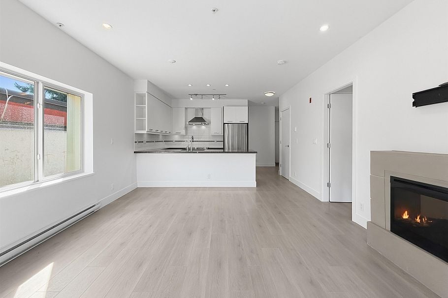 204 1273 Marine Drive North Vancouver, BC - 4