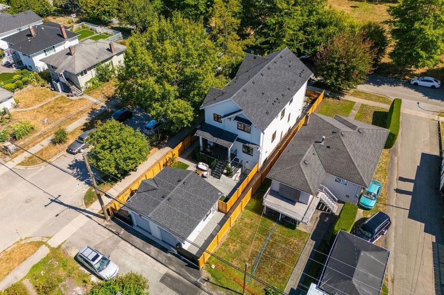2598 E 16th Avenue Vancouver, BC - 33