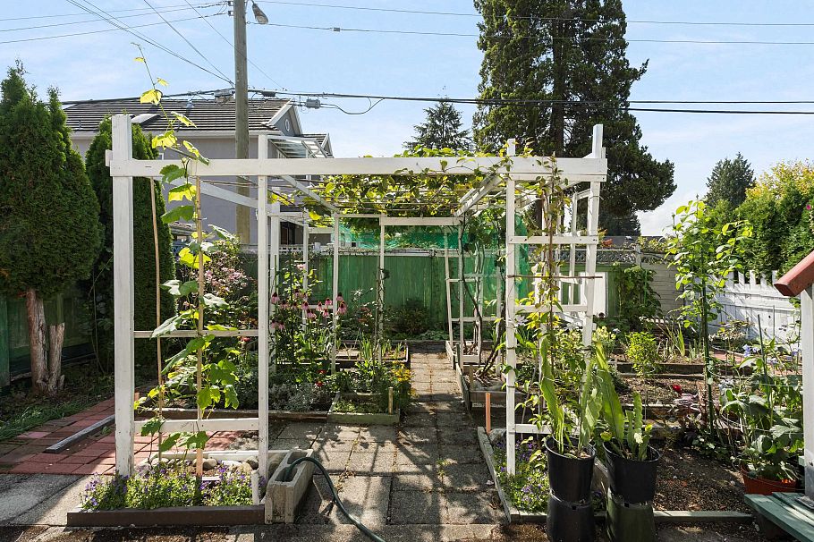 1594 W 68th Avenue Vancouver, BC - 32