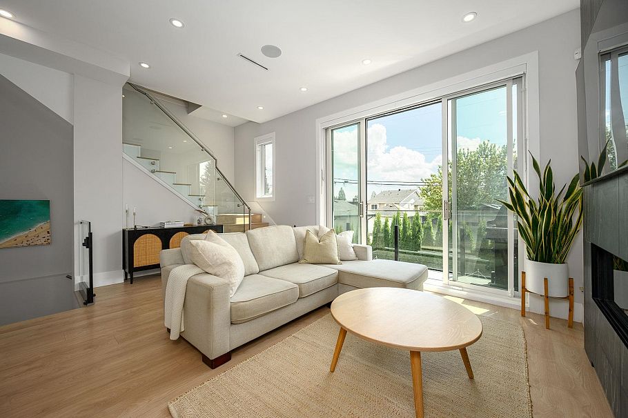 3 215 E 21st Street North Vancouver, BC - 2