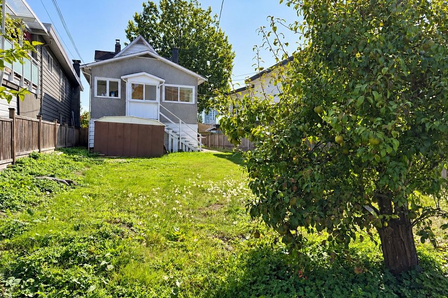 216 E 18th Street North Vancouver, BC - 12