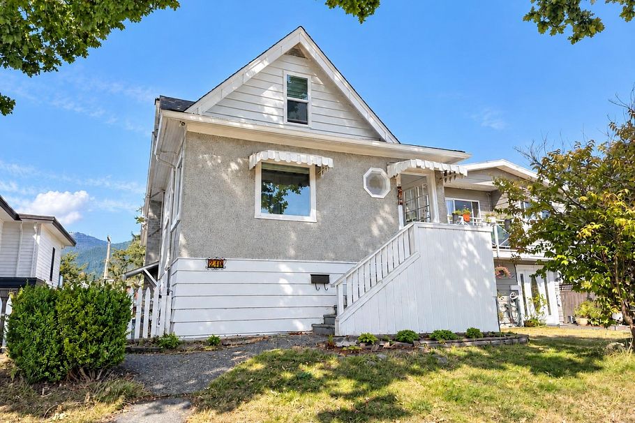 216 E 18th Street North Vancouver, BC - 1