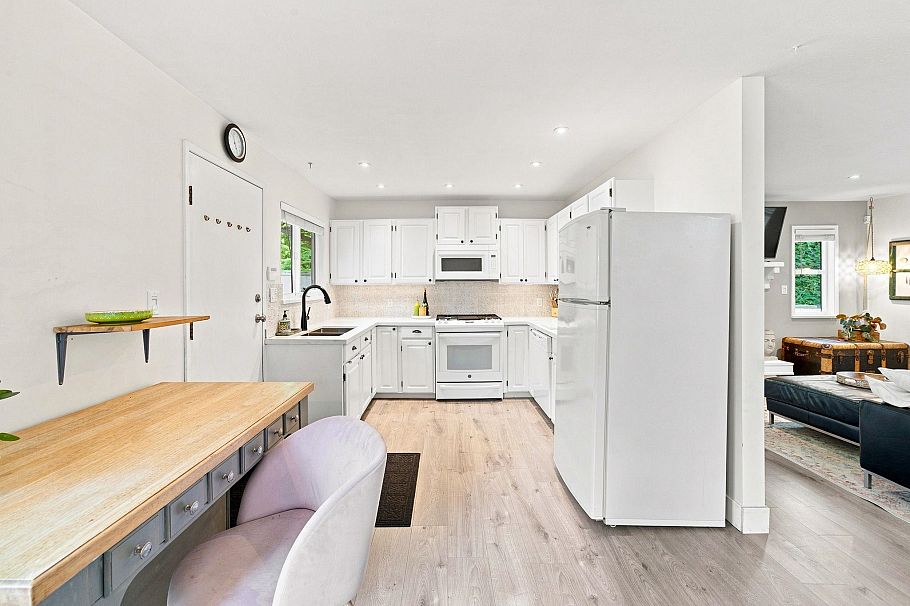 300 E 25th Street North Vancouver, BC - 25