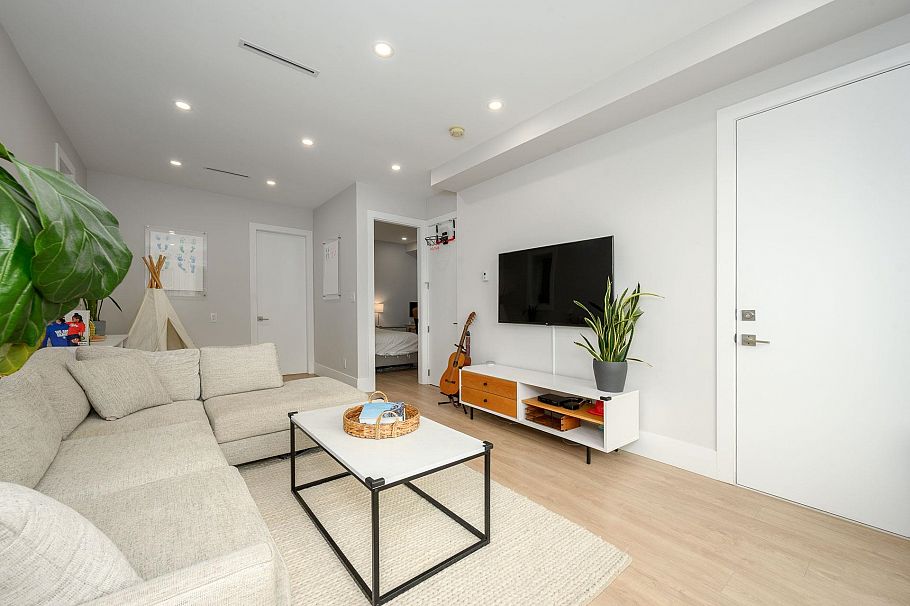 3 215 E 21st Street North Vancouver, BC - 27