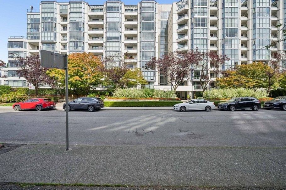 215 456 Moberly Road Vancouver, BC - 1