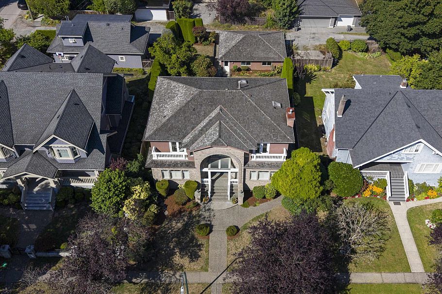2677 W 34th Avenue Vancouver, BC - 33