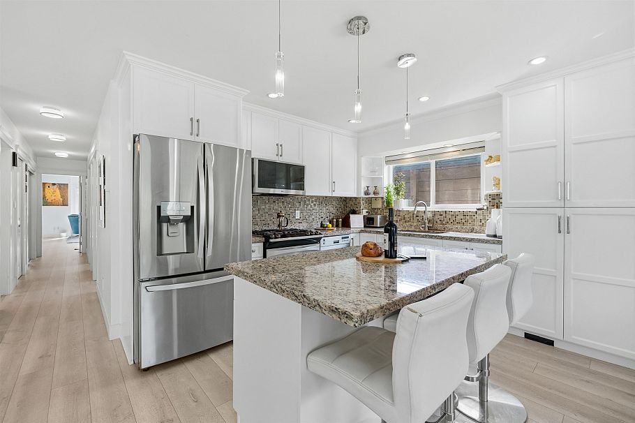 318 W 18th Street North Vancouver, BC - 11