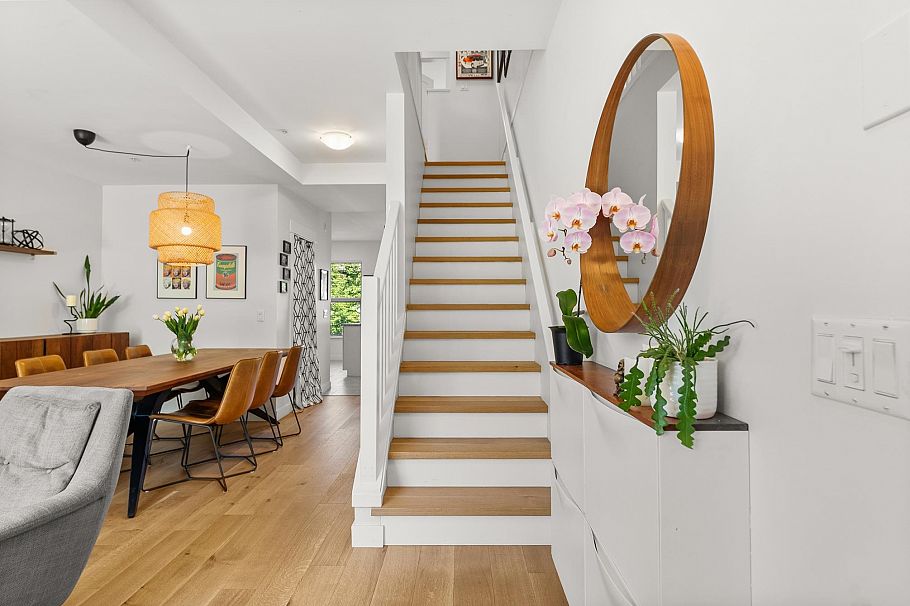 3 307 E 15th Street North Vancouver, BC - 3