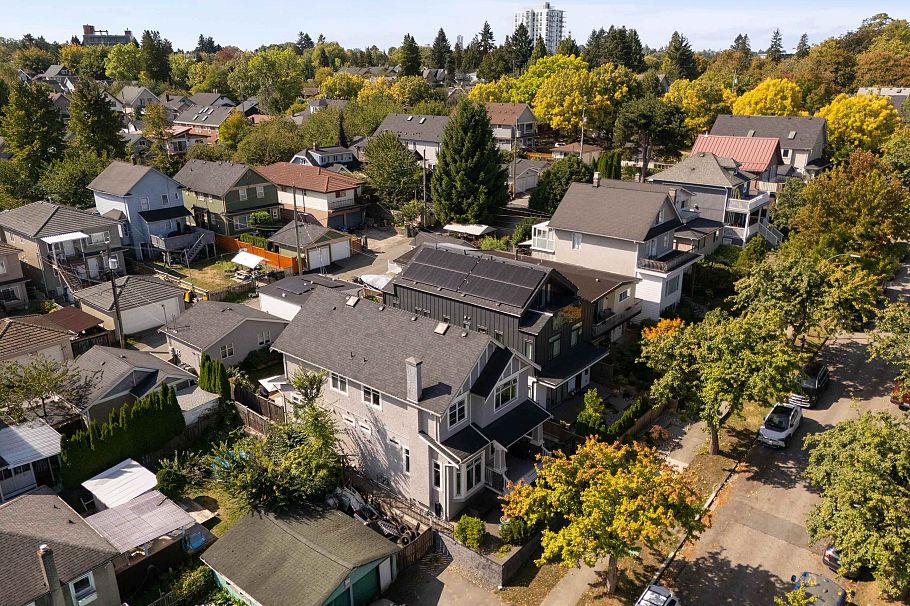 1382 E 17th Avenue Vancouver, BC - 14