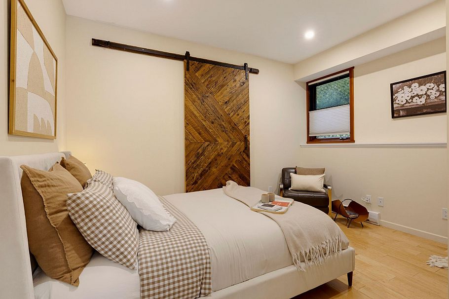 141 E Windsor Road North Vancouver, BC - 32