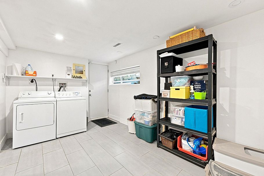 300 E 25th Street North Vancouver, BC - 30