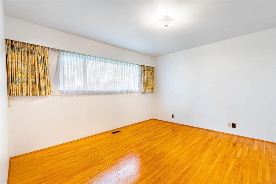 5482 Rhodes Street Vancouver, BC - 8