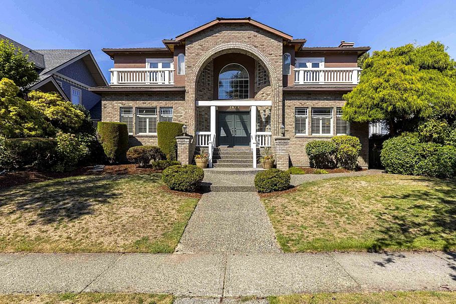 2677 W 34th Avenue Vancouver, BC - 2