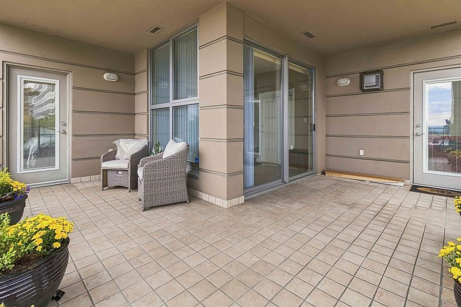 405 160 E 13th Street North Vancouver, BC - 2