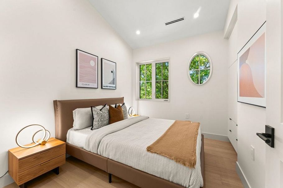 2598 E 16th Avenue Vancouver, BC - 20