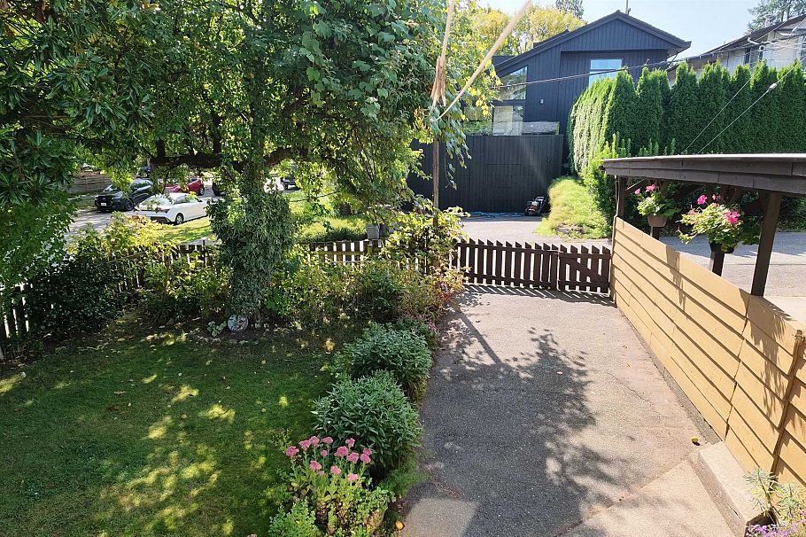 492 Aubrey Place Vancouver, BC - 33