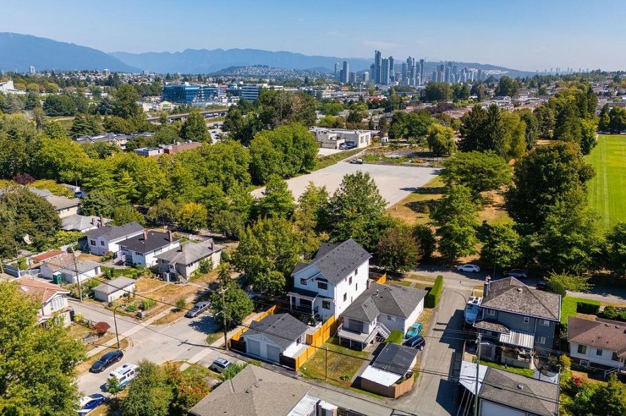 2598 E 16th Avenue Vancouver, BC - 36