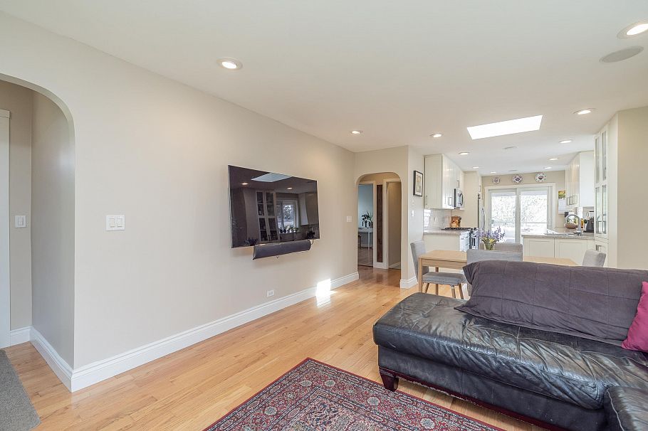 1119 Cloverley Street North Vancouver, BC - 6