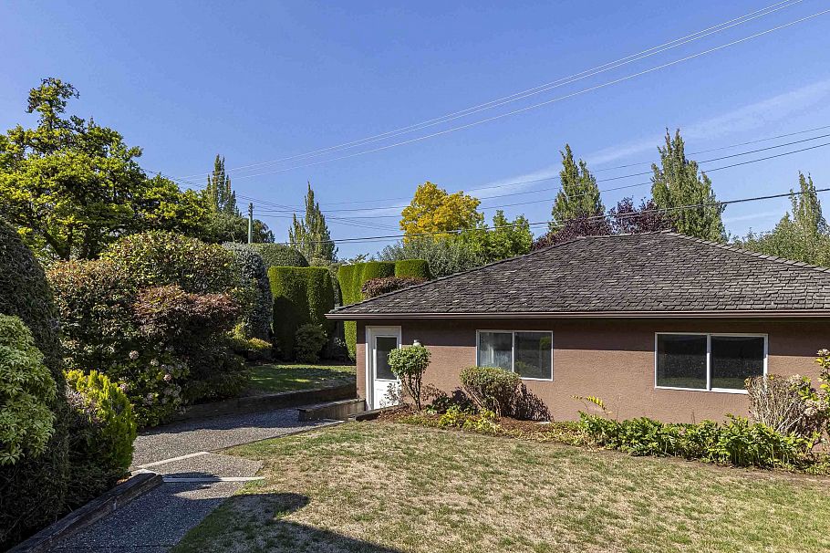 2677 W 34th Avenue Vancouver, BC - 31