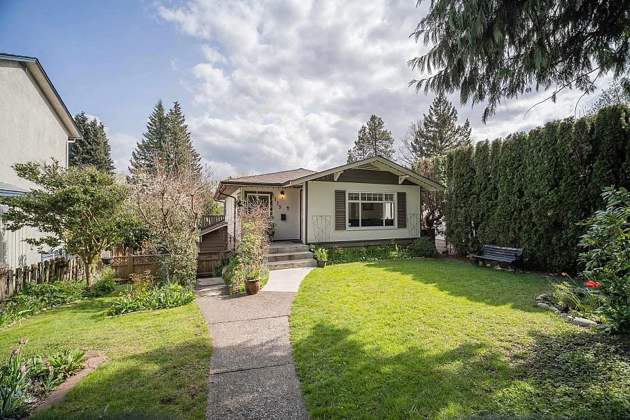 1119 Cloverley Street North Vancouver, BC - 1