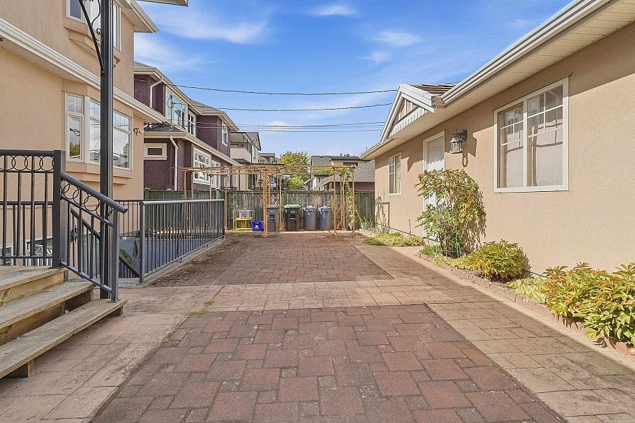 2763 E 53rd Avenue Vancouver, BC - 31
