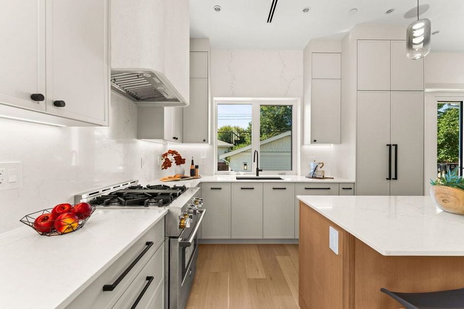 2598 E 16th Avenue Vancouver, BC - 11