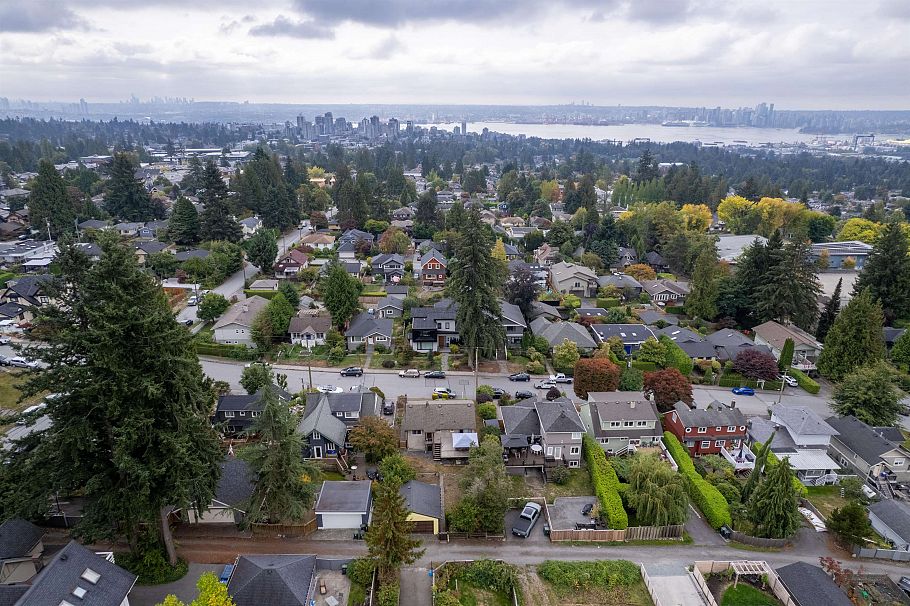 234 W St. James Road North Vancouver, BC - 38