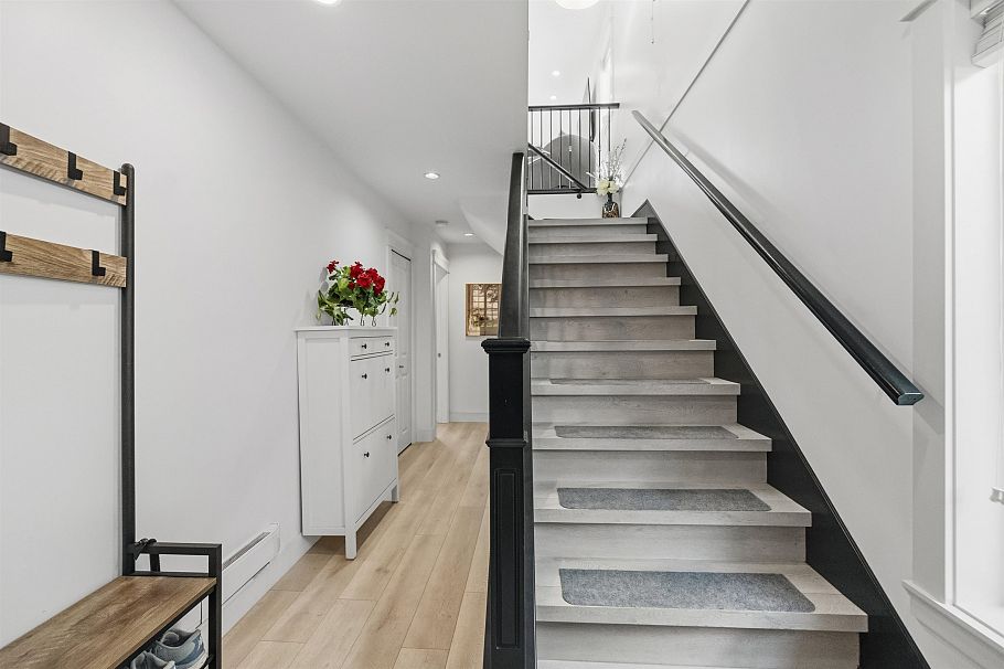 318 W 18th Street North Vancouver, BC - 24