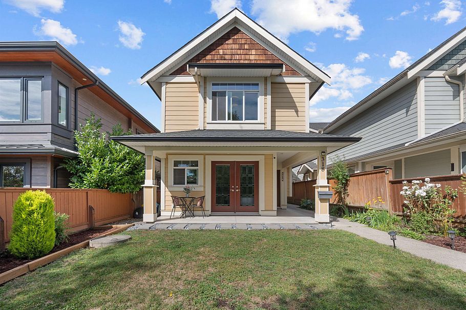 318 W 18th Street North Vancouver, BC - 2