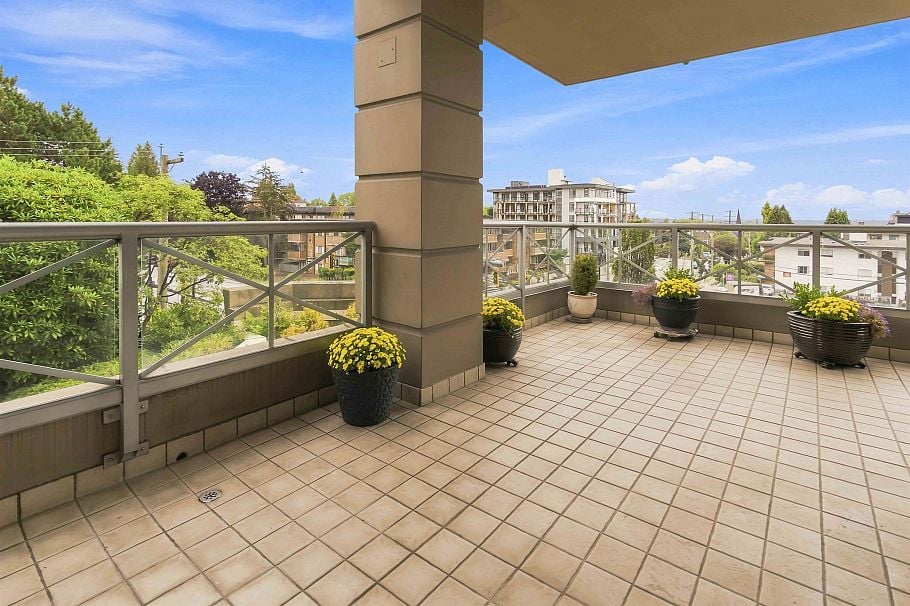 405 160 E 13th Street North Vancouver, BC - 1