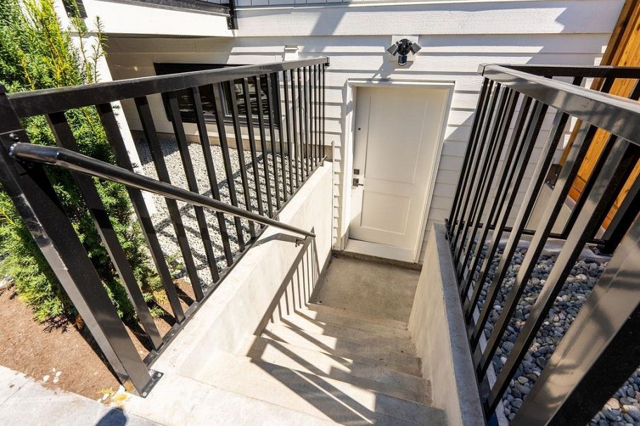 2598 E 16th Avenue Vancouver, BC - 25
