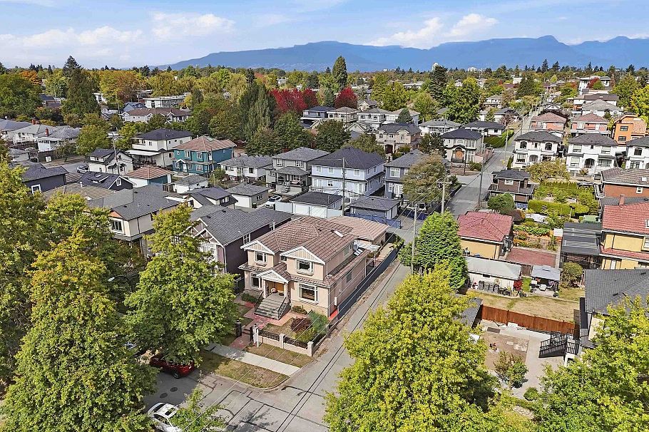 2763 E 53rd Avenue Vancouver, BC - 37