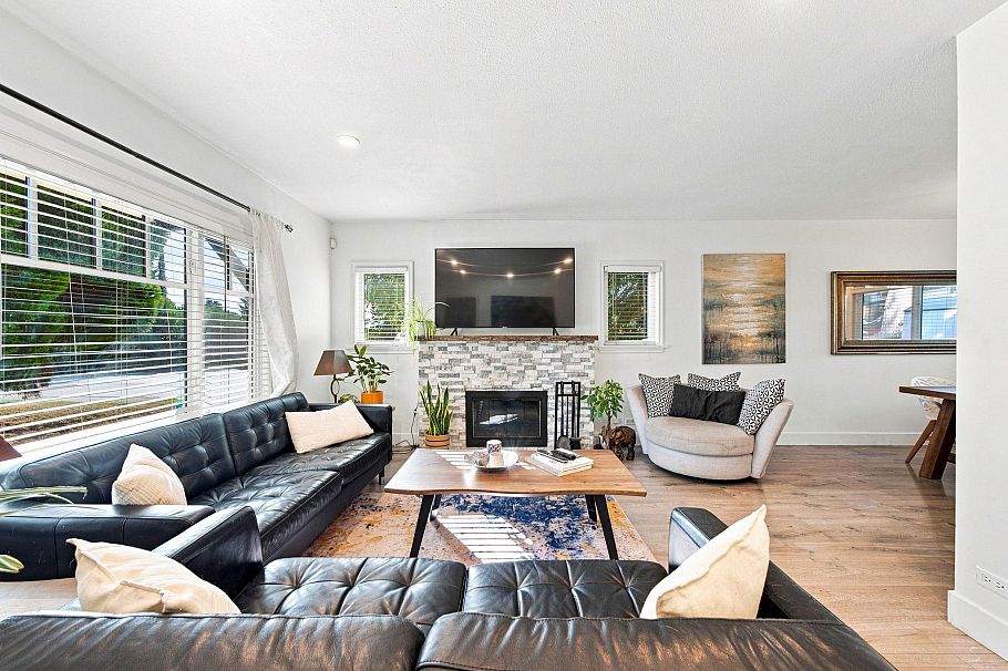 300 E 25th Street North Vancouver, BC - 3