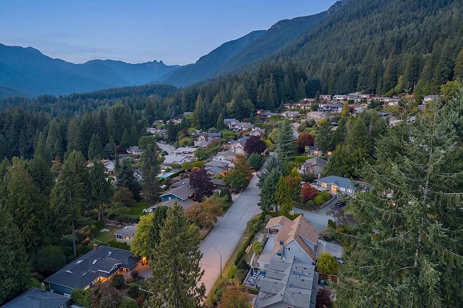 5008 Redonda Drive North Vancouver, BC - 35