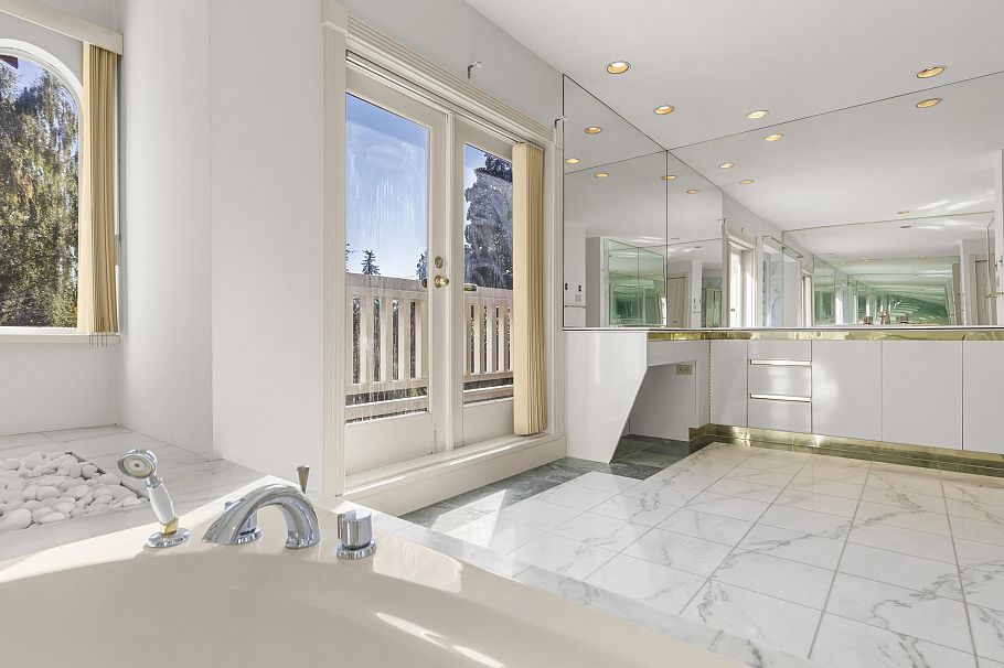 2677 W 34th Avenue Vancouver, BC - 22