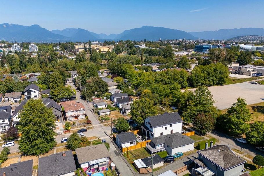 2598 E 16th Avenue Vancouver, BC - 37