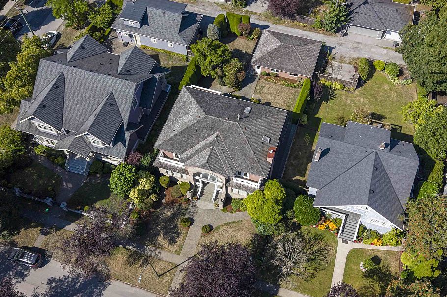 2677 W 34th Avenue Vancouver, BC - 34