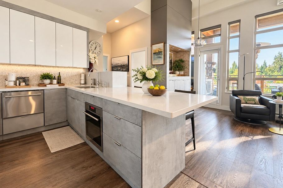506 3602 Aldercrest Drive North Vancouver, BC - 1