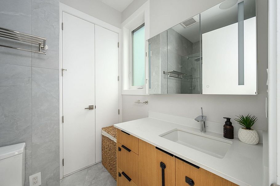 3 215 E 21st Street North Vancouver, BC - 21