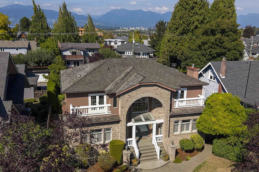 2677 W 34th Avenue Vancouver, BC - 1