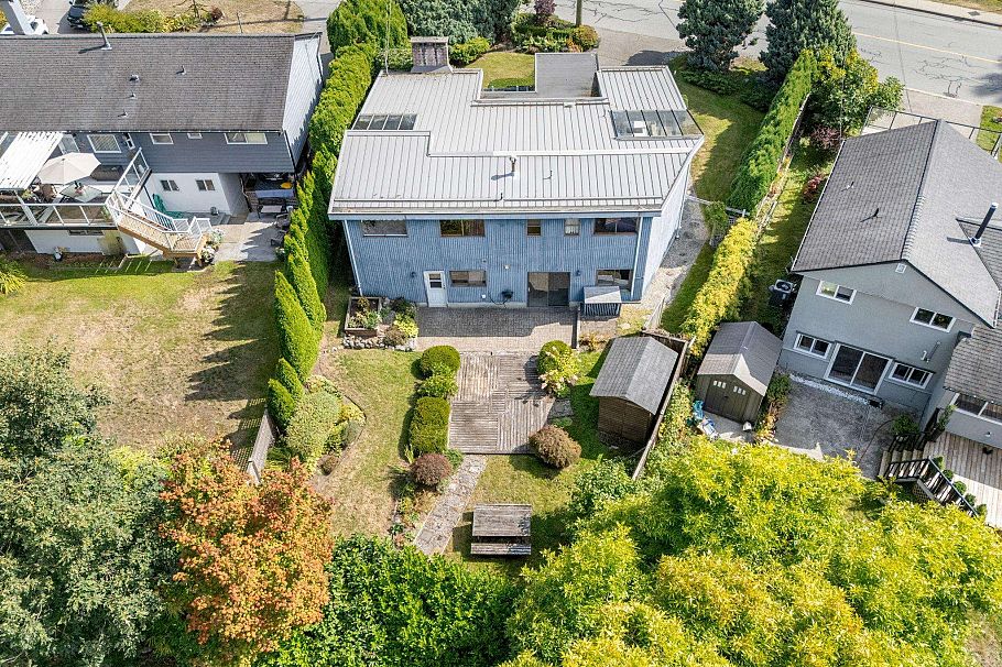 3833 Lynn Valley Road North Vancouver, BC - 38