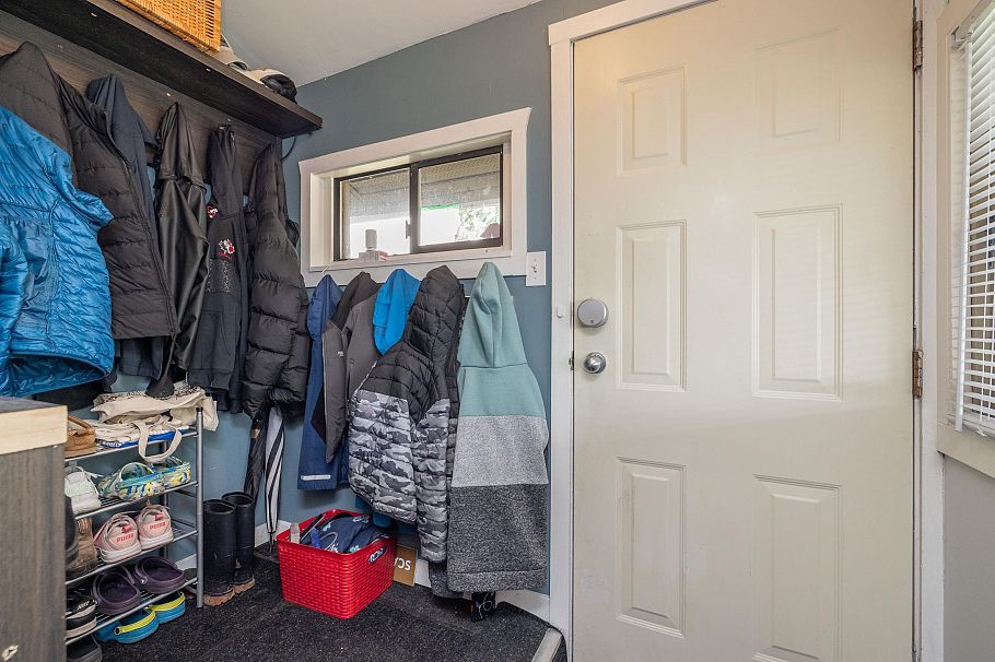 1119 Cloverley Street North Vancouver, BC - 36