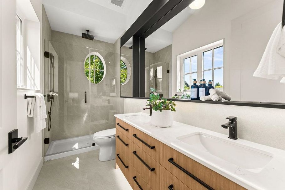 2598 E 16th Avenue Vancouver, BC - 24
