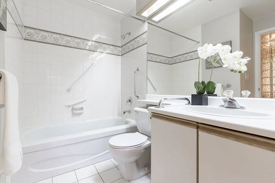 106 125 W 18th Street North Vancouver, BC - 2