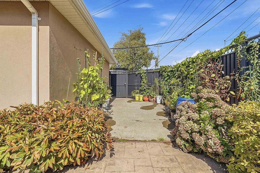 2763 E 53rd Avenue Vancouver, BC - 36